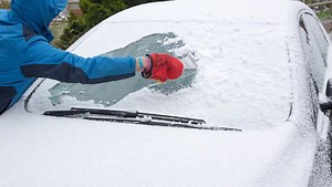 How to safely de-ice your car