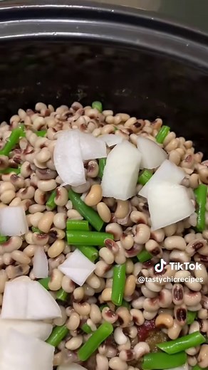 Delicious Crockpot Field Peas with Snaps Recipe