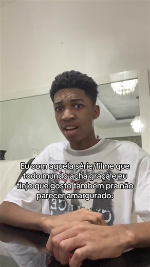 Eu fingindo gostar daquela série que todo mundo acha engraçada