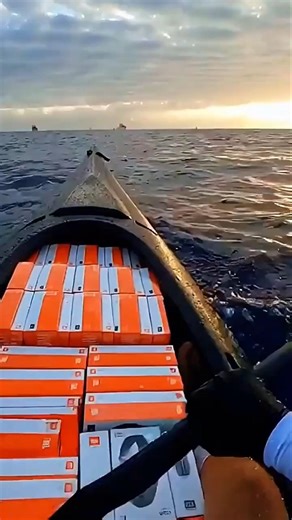 ABRI 2 CONTAINERS E ENCHI O CAIAQUE DE ELETRÔNICOS! (JBL + Samsung) 🛶💸