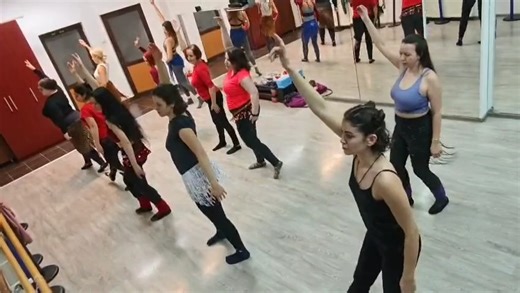 Belly Dance Therapy Cluj (Arkada Dance Art) on Instagram: "Si dupa 2 luni... Ta da ✨💃 Cea mai frumoasa energie aseara la ultima ora a modulului de Baze Belly Dance Cluj OCT - DEC si ultimele pregatiri pentru spectacolul nostru din suflet INIMI ÎN MIȘCARE | Gala Caritabilă de Dans Oriental & Educație Feminină Va asteptam cu mare drag. Intrarea este libera in limita locurilor disponibile. P.S. O noua Grupa incepe pe 14 Ianuarie. Lista de inscrieri este deschisa Belly Dance Therapy (INCEPATORI) -