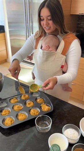 Sakura Bloom on Instagram: "A little Scout love ✨ designed to be worn on the front or the back and carry your little one from newborn stage through toddlerhood. A sleek, compact, and ergonomic carrier you will reach for every day for years to come. What we love: Sleek, minimalist design Great for all body shapes and sizes Flattering unpadded waist belt What’s your favorite thing about your Scout? 🥰"