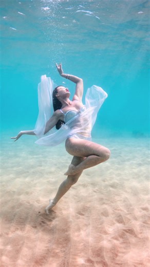 Ever wonder what goes into creating magical underwater fine art photos? Shooting with my beautiful model Alohi Vega Alvarado and fashion designs by @Deborah Lindquist Eco Lifesyle Photographed in Maui 🌊 Prints available ✨ #underwaterart #fineartphotography #fineartphoto #creativeprocess #etherealart