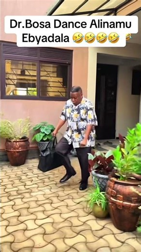 Dr. Bossa Owa Ebonies Nga Alaga Kyalinawo Mu Dance