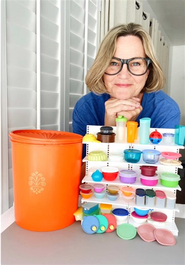 Remember these tiny Tupperware treasures? 💕 These miniature magnets and keychains were the ultimate party favors at Tupperware gatherings from the ’60s-‘80s! Hostesses gave them away as free gifts, and now they’re collectible gems. I hunt for these cuties at garage sales and swap meets - perfect additions to my 1/6 scale Barbie worlds! They’re not just nostalgic, they’re functional mini props that bring authentic retro vibes to my dioramas. Did you have these growing up? Drop a 🧡 if you rememb