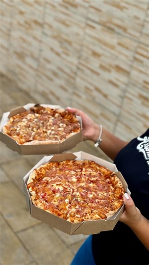 •ARSENAL DAS PIZZAS• on Instagram: "Tem sabor novo chegando no cardápio da Arsenal 😋 👉🏻BACON com geleia de abacaxi com pimenta 👉🏻COPA LOMBO com geleia de abacaxi com pimenta Não fica na vontade e experimente hoje mesmo essas delicias! 🤩 #pizza #delivery #gastronomia #trescoroas #sabores #arsenaldaspizzas #pizzasalgada"