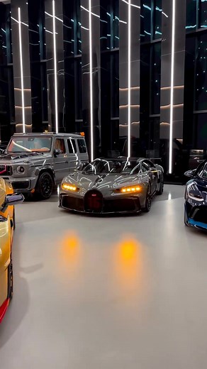 Bugatti Chiron Pur Sport Gold Cafe: Amazing Bugatti Car Video