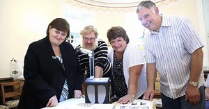 VIDEO - Device can read aloud to partially-sighted people