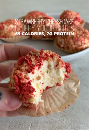 Strawberry Cheesecake Fluffy Yogurt Bites – 69 calories, 7 g protein Recipe link in bio 😊 Cheesecake Yogurt Base - 500 g vanilla Greek yogurt (Oikos Triple Zero used) - 1 small box sugar-free instant pudding mix (cheesecake or vanilla) (1 oz) Coating - 30 g protein granola, crushed (Kodiak used) - 7 g freeze-dried strawberries, crushed IMPORTANT NOTES: Check the blog post for notes on the artificial sweetener aftertaste easy alternatives. Also: the toppings get soft quickly, so coat them RIGHT 