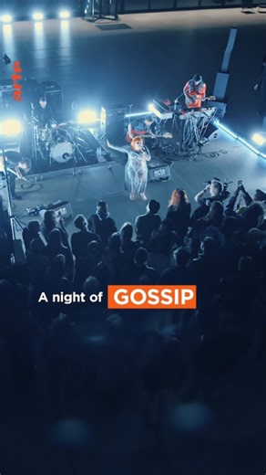 Beth Ditto steht mit ihrer Band Gossip nach über einem Jahrzehnt wieder auf der Bühne! Laut, schrill und ungestüm eroberten die drei Künstler*innen damals den Mainstream. Politisch schwimmt die Leadsängerin Beth Ditto gegen den Strom und setzt sich gegen Sexismus, Homophobie und Fettfeindlichkeit ein. In der Neue Nationalgalerie Berlin trifft feministische Kunst auf queeren Sound ➡️ so.arte/Gossip_SoundsLikeArt Dazu gibt’s die Doku "Gossip - Wie eine Band die Nuller Jahre umkrempelte" ➡️ so.arte