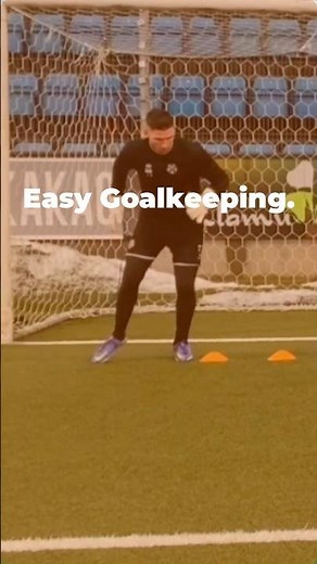 This Footwork Hack Makes Saves Automatic #goalkeeper #soccer