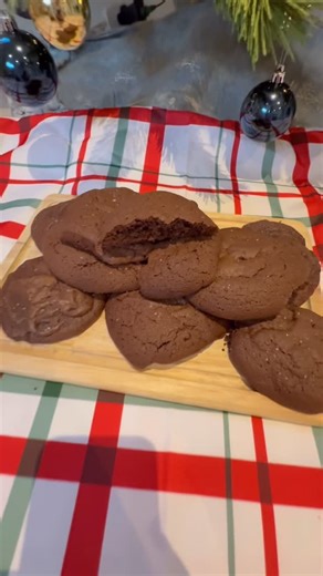 Grace - Family foodie - Family adventures on Instagram: "Brownie cookies 🍪 Ingredients - 200g dark chocolate, ideally a high cocoa content (70% cocoa solids) 150g unsalted butter, plus extra for greasing 2 large eggs 100g soft light brown sugar 100g caster sugar 1 tsp vanilla extract 125g plain flour 25g cocoa powder 1 tsp baking powder ¼ tsp salt FOR DECORATION 1-2 tsp flaky sea salt (optional - but recommended! 😍) Method - Preheat the oven to 160°C fan/Gas Mark 4 and grease and line your bak