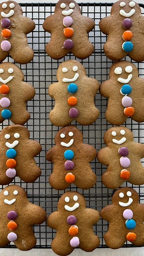 GLUTEN & DAIRY FREE GINGERBREAD MEN🎄Perfectly spiced, crisp on the outside, soft in the middle and absolutely DELICIOUS. The magical spice combo combined with buttery caramel notes from golden syrup makes these gingerbread men the TASTIEST you will ever bake. Makes 18 cookies 80g BUDELI cultured plant butter, softened 2/3 cup brown sugar 2/3 cup golden syrup 1 large egg, room temp 2 1/2 cups plain gluten free flour (I used @bobsredmill 1 to 1 plain gf flour) 1 tsp baking soda 2 tsp ground ginge