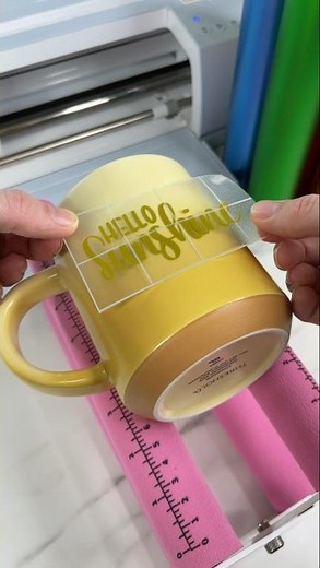 How to apply vinyl to a mug with Cricut #cricutbeginner #diy