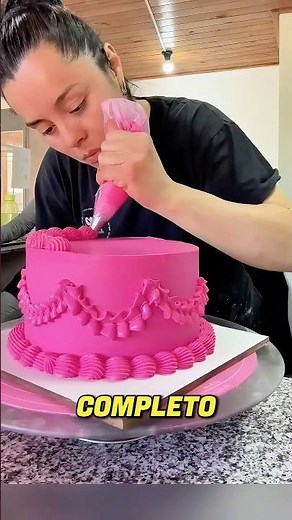 They gave her 10 minutes to fix the cake… and she did this 😳🎂