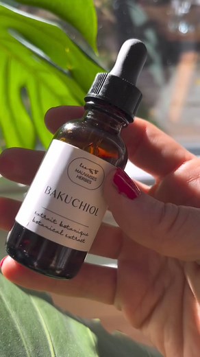 Cet ingrédient, c’est la star des soins anti-âge naturel. L’alternative au rétinol, douce comme un nuage, sans risque de photosensibilité. ☁️ Depuis qu’on a ajouté cet ingrédient à notre offre, il s’est glissé dans le top de nos ventes, et vous l’attendiez de pied ferme ! Des centaines de personnes se sont inscrites pour être notifiées de son retour. Mais voilà, on a eu quelques bâtons dans les roues : délais imprévus du fournisseur et étiquettes qui se sont fait désirer. MAIS LÀ, IL EST LÀ POUR