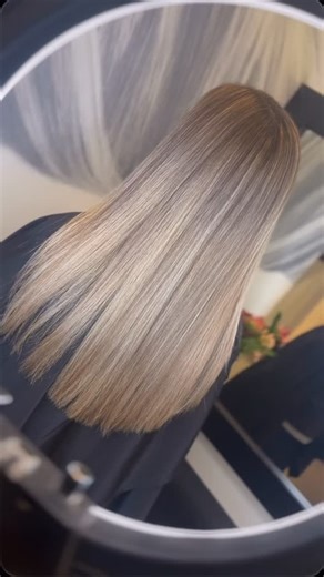 De smukkeste striber er ofte dem, der ser ud som om solen selv har lavet dem. Naturlige highlights giver spil, dybde og bevægelse i håret – uden de skarpe overgange. Perfekt til dig, der vil have et frisk, levende look, men stadig bevare dit naturlige udtryk 🤎 | Birgitte Design