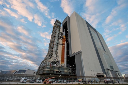 Gigantyczna rakieta NASA na wyrzutni. Kolejny krok w drodze na księżyc