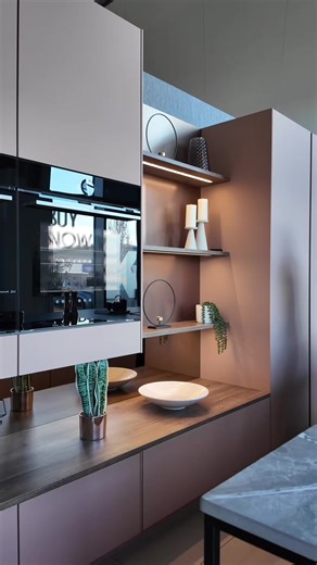 Things that just make sense in this STUNNING handleless kitchen design! Here are the key design details that make this design extra special 👇🏼 Floating cabinets are a great way to add different heights and levels to your kitchen and they work especially well in a modern design like this. Adding extra interest an personality. Layering different textures is BIG when it comes to updating your kitchen. This applies to any kitchen type you choose to go for - look to see how you can add texture with