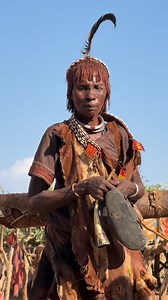 65K views · 328 reactions | The trumpet is indeed one of the instruments that accompany certain rituals and dances of Hamer women in southern Ethiopia.It is a simple horn, usually made of cow horn or metal, whose loud sound sets the rhythm and summons the community. The women use it especially during festive or ceremonial occasions, accompanying songs, clapping, and the circular movements characteristic of their dance. #inspirationofafrica | Quim Fàbregas - Fotografía y Viajes. | Facebook