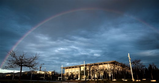 Τριπλό ουράνιο τόξο εμφανίστηκε στην Αττική – Πώς εξηγεί το φαινόμενο ο διευθυντής της ΕΜΥ | Pagenews.gr