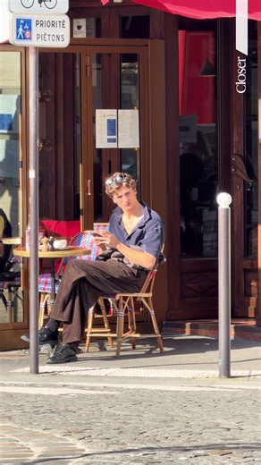 ☕️✨ Vassili Schneider prend un café en terrasse à Saint-Germain-des-Prés Pause parisienne pour Vassili Schneider ! L’acteur a été aperçu en train de profiter d’un moment de détente autour d’un café en terrasse dans le quartier chic de Saint-Germain-des-Prés. Décontracté et discret, le comédien a savouré cette pause au soleil, comme un vrai Parisien. Une scène simple mais très élégante qui n’a pas échappé aux regards des passants. 🔥 Café en terrasse à Paris : le vrai luxe ? 👇 Team ☕️ en terrass
