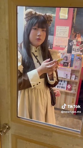 【#男の娘 】よく食べそうな可愛い子がいたので、窓越しに、、、！ #メイドカフェ #コンカフェ #newtype #秋葉原