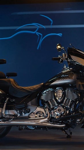 La nouvelle Indian Roadmaster Elite est la moto de voyage par excellence. Elle est conçue pour parcourir de très grandes distances tout en préservant votre confort et les meilleurs agréments de conduite. 🤩 Selles conducteur et passager chauffantes et refroidissantes, système audio PowerBand de 600 watts avec amplification des basses et phare Pathfinder directionnel à LED au design unique, pour une meilleure visibilité, en particulier la nuit.💥 👉️Découvrez pourquoi la Roadmaster Elite est si e