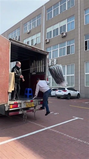 Fast Clothing Transport – Smart High-Floor Loading Method 👕🚚