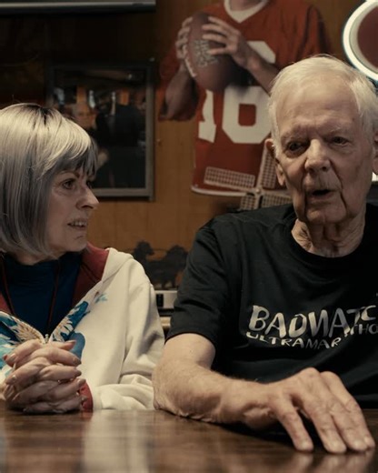 We’re devastated to learn that Dr. Ben Jones passed away. Dr. Ben Jones and his wife Denise were some of the first people we met in January 2022 when we first started to film our documentary on the Badwater 135. We were stationed north of LA and drove a couple of hours from Tujunga to meet them in Lone Pine, a tiny town of 2000 inhabitants at the foothill of Mount Whitney. We got there early and set up the interview in the backroom of a local restaurant. Ben got in first, his large frame a littl