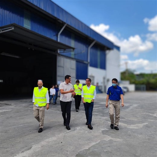 🌍 Starline x LINKK | Aligning for Global Growth We were honoured to host Mr. Jamie Brown and Mr. Pedro Mendieta from Starline last week. Their visit sparked valuable and energizing discussions around commercial direction, regional insights, and how we can collectively strengthen our market presence. Our Co-Managing Director, Mr. Jason Lim, shared LINKK’s expansion roadmap and our commitment to delivering high-performance busway and power distribution solutions — proudly engineered and manufactu