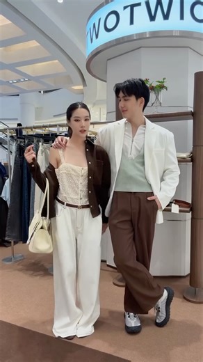 Lookjun (ลูกจัน) on Instagram: "ใครกำลังมองหาชุดไปเดทวัน Christmas มาลองดูกันได้ที่ Twotwice สาขา Siam Paragon นะ✨🎄🎅🏻"