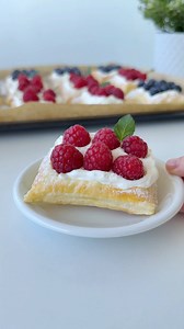 LÍSTKOVÉ KOLÁČIKY s tvarohovo-smotanový krémom a ovocím 🙌TOTO MUSÍŠ VYSKúŠAŤ, ak hľadáš tip na ľahký, svieži a jednoduchý koláčik🙌Dokonale kombinuje chrumkavé lístkové cesto bohatú vrstvu jemného sladkastého krému čerstvé ovocie🤤 Mňam 🥹✅Hotový za pár minút.✅Dokonalá chuť!Potrebujeme:* lístkové cesto* vajíčko na potretie. KRÉM* 250 g jemného krémového nízkotučného tvarohu* sladidlo podľa chuti (my sme použili xylitol, ale môžeš použiť aj 1 vanilínový cukor = 20 g, alebo iné sladidlo)* 200 ml 