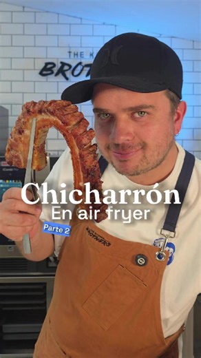 Respuesta a @bryanct4k ¿Cuántas maneras hay de hacer chicharrón? Parte 2 🐷🔥 Hoy: tira de chicharrón en air fryer, sin fritura, bien crujiente y acompañada de un guacamole fresco 🥑✨ Menos grasa, más crunch y todo el sabor. Una versión más fit para cuando quieres darte el gusto sin exceso 😌 ¿Te animas a probarlo así? 👇 #TheKitchenBrothers #ChicharrónFit #AirFryer #SinFritura #CocinaSaludable 🐷🥑