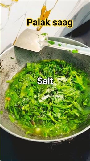 10 मिनट में बनने वाली पालक साग #palak saag recipe😊 #khushboo'skitchen😍#foodshorts #spinach