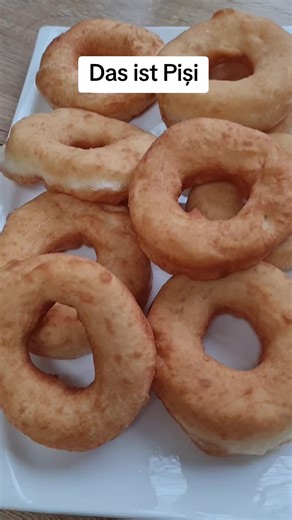 Wir Lieben alle Piși, das ist frittiertes Gebäck ohne Füllung, es wird eigentlich an besonderen heiligen Tage gebacken und an die Nachbarnı verteilt. İn der Türkei kann man das auch beim Bäcker in Auftrag geben und das Gebäck wird mobil frittiert und jeder kann sich hinstellen und das Gebäck mitnehmen. Wenn ich wieder in der Türkei bin werde ich ein Video für euch machen. Ich mache es oft an Wochenenden zum Frühstück. Zutaten für den Teig: 200 ml Wasser 100 ml Milch 1/2 Würfel frische Hefe 1 TL 