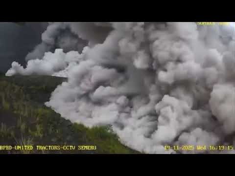 Pyroclastic flow from Semeru about an hour ago.