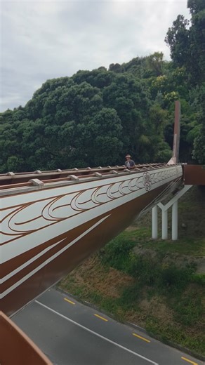 ☀️ Rā tuatoru | WHITI Te Ātinga Indigenous Artists Gathering Tour Hosted by Te Aitanga a Mahaki Iwi 15 January 2026 📍 Te Whare Wananga o Puhi Kai Iti, Tūranga-nui-a-Kiwa | Gisborne WHITI artists visited Puhi Kai Iti and Te Ikaroa a Rauru waka - a place where history, storytelling and revitalisation converge, honouring Ngāti Oneone and their tipuna Maia Poroaki, while keeping the navigational histories of this whenua alive 🌀 | Toi Māori Aotearoa