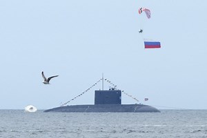 Supergalingas rusų atominis povandeninis laivas atplaukia į Baltijos jūrą