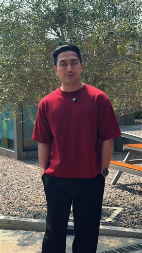 Daniel Adi Putra on Instagram: "￼No Void Minds FORMLOCK Boxy T-Shirt | Cherry. Buat tampilanmu terlihat tinggi dengan cutting boxy fit dengan material tebal berkualitas di pakai jatuhnya cakep pol🤩"