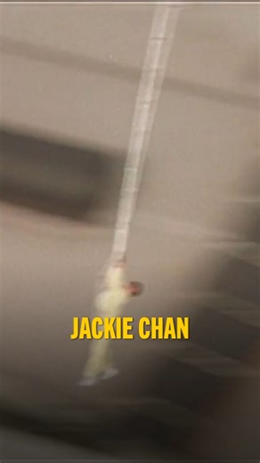 AlloCiné on Instagram: "Suspendu à un hélicoptère pour de vrai ?? 🚁 Dans le film "Police Story 3", Jackie Chan n'a peur de rien.. pas même du vide 😨 L'acteur n'a pas eu besoin de fond vert ni d'effets spéciaux pour tourner cette cascade périlleuse (sans aucune sécurité)👏 Il faut l'admettre, c'est beaucoup trop simple pour lui ! Une note sur 10 pour cette cascade ? 👀 ✏️: @vincent.formica.3 🎤: @carlotagada . . . . #jackiechan #cascade #helicoptere"