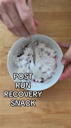 One of my favorite high-protein bowls that actually feels good to eat. Around 20g of protein, tons of antioxidants, gut-friendly fats, and enough carbs to keep my energy steady. Perfect as a post-run snack, light breakfast, or when I want something nourishing but not heavy. #proteinsnack #postrun #runtokcommunity #proteinrecipes #tiktokrunclub