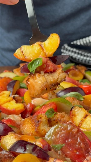 Late Summer Stone Fruit Panzanella #panzanella #stonefruit