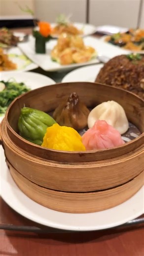 【横浜龍海飯店】 名物の５色小籠包は全て手作りで仕上げています！ 手作りの温もりが伝わる小籠包を龍海飯店で味わいませんか❓ ————————— ■住所 神奈川県横浜市中区山下町146-2 ■最寄り 元町中華街駅徒歩3分 ■ 営業時間 10：30～22：00（LO 21：30） 定休日：年中無休 ————————— #肉汁#小籠包#龍海飯店 | 横浜中華街 龍海飯店小籠包食べ放題専門店