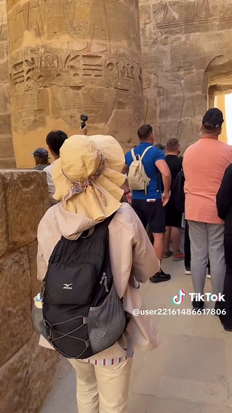 70代母とエジプト🇪🇬 ルクソールで行ってよかった場所 5選 前編 ✔ カルナック神殿 昼と夜でまるで別世界。 昼は壮大すぎる遺跡に圧倒され、夜の音と光のショーは幻想的…。 今回のエジプト旅で一番好きになった場所。 ✔ 王家の谷 実は60以上のお墓がある場所。 おすすめは ・ラムセス3世 → 壁画が鮮やか ・ラムセス9世 → 天井が美しい ・ラムセス4世 → 初心者でも見やすい ・ツタンカーメン → 本物のミイラ ルクソール、想像以上だった！ 後編に続く #エジプト #ルクソール