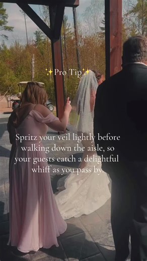 🌸 One of our favorite pre-ceremony rituals is spritzing the bride's veil so guests catch a lovely scent as she walks down the aisle. ✨ It's all about those special touches! 💕