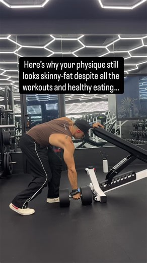 Here’s the truth 👇🏽 1️⃣ You’re not eating enough protein. You might be eating “clean,” but if you’re not hitting your protein, your body has nothing to build with. You stay soft because there’s no muscle underneath. 2️⃣ You’re not pushing yourself in the gym. Same weights. Same reps. Same comfort zone. No progression = no definition. You can’t tone what you never grew. 3️⃣ You’re guessing your nutrition. Some days you undereat. Some days you overeat. And you wonder why your body isn’t changing