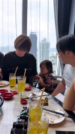 i’m delusional so me thinks thomas is seating beside kong