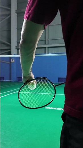 Comment servir croisé en revers au badminton