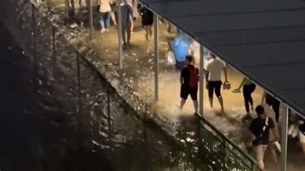 5.5K views · 52 reactions | WATCH: Coldplay fans in Singapore encountered a sky full of rain at the band’s second concert on Wednesday (Jan 24), with concertgoers recounting their experiences of being rained on and wading through flooded walkways on social media. Read more: https://tdy.sg/3OgHOkH | TODAY | Facebook